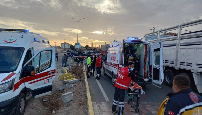 Aksaray'da ambulans ile otomobilin çarpışması sonucu 4 kişi yaralandı