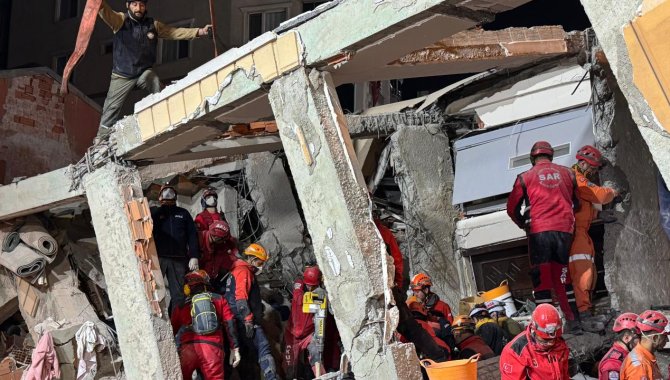 Kocaeli'de çöken binanın enkazında kalan çiftin cansız bedenlerine ulaşıldı