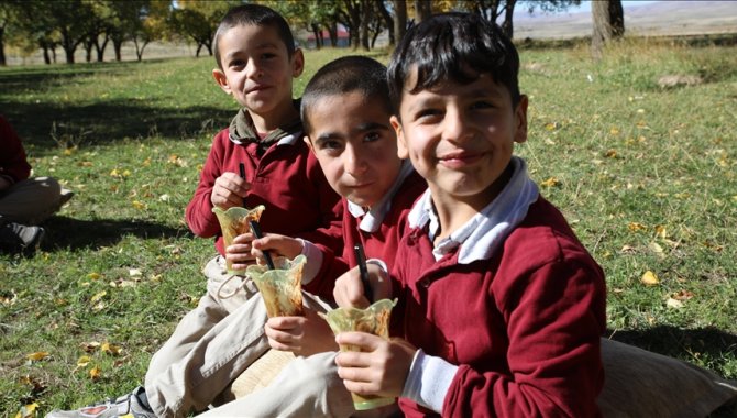 Tatlı ustası, kırsal mahallelerde çocuklara tatlı ikram etti