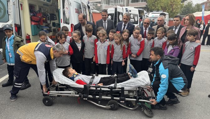 Edirne'de minik sağlık elçileri arkadaşlarına ilk yardımı öğretti