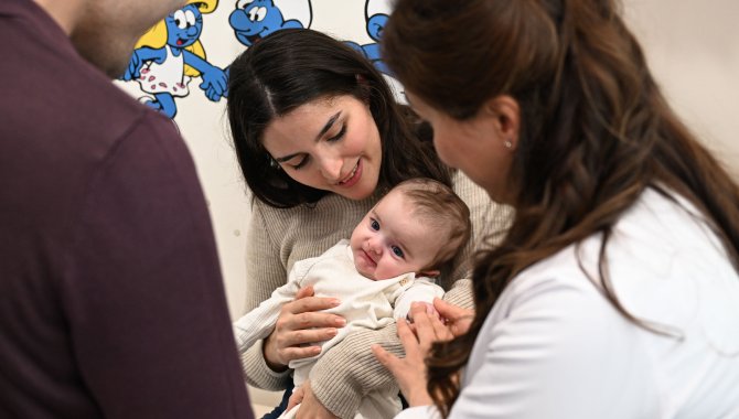 Anne karnında kalp yetmezliği teşhisi konulan bebek "akıllı çorapla" izleniyor