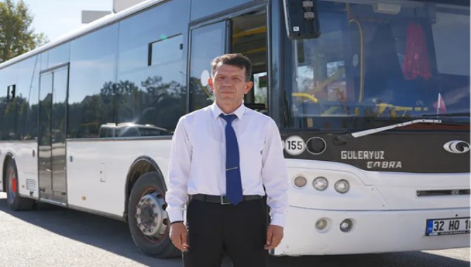 Isparta'da otobüs şoförünün yolda bulduğu yaralı köpeği veterinere ulaştırması kamerada