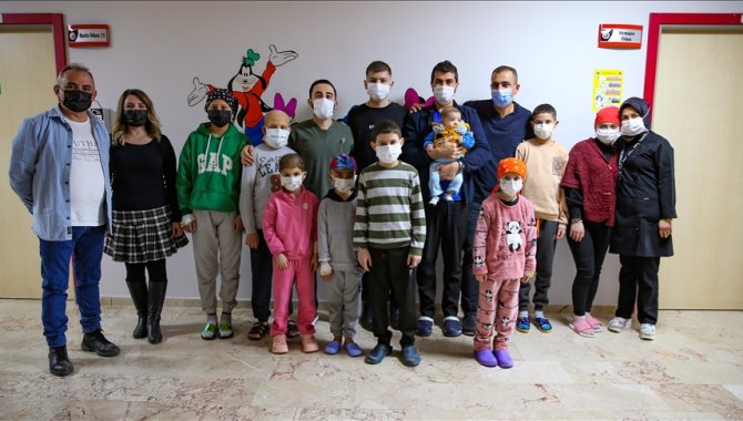 Minik Muhammed, lösemiyle mücadele ederken öğretmenlerinin desteğiyle derslerinden geri kalmıyor