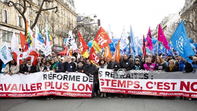 Fransa'da emekliler, bütçe projesindeki kemer sıkma önlemlerine karşı sokağa indi