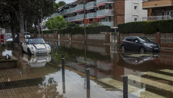 İspanya'da şiddetli yağışlar hayatı olumsuz etkiledi