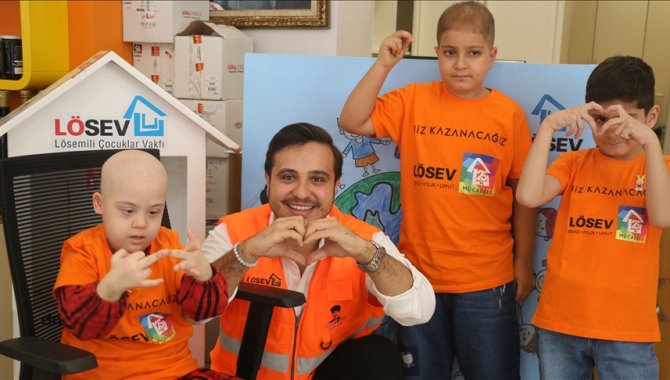 Lösemiyi yenen genç, başka hastaların mücadelesine destek oluyor