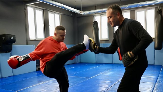 Trabzon'da yaşayan down sendromlu Emre'nin ikinci evi spor salonu oldu