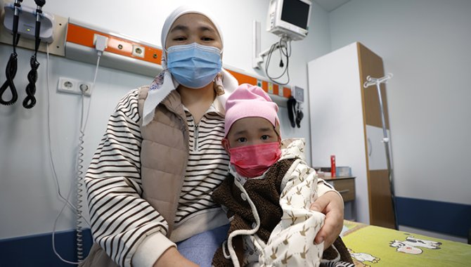 Kırgızistanlı aplastik anemi hastası çocuk, annesinden alınan kök hücreyle sağlığına kavuştu