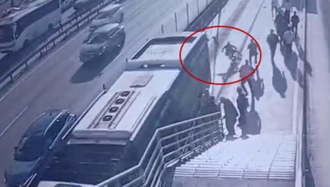 Zeytinburnu'nda metrobüsün çarptığı engelli yolcu hayatını kaybetti