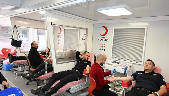 Kırşehir'de polisler kan bağışında bulundu
