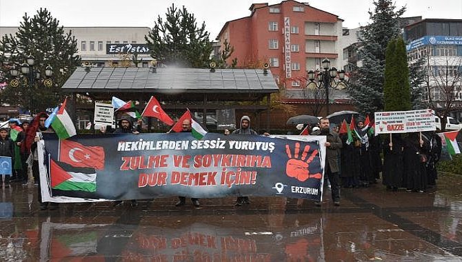 Erzurum'da sağlık çalışanları yağmurlu havaya rağmen Gazze için yürüdü