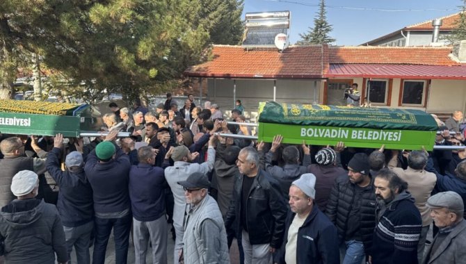 Fatih'te gıda zehirlenmesi şüphesiyle ölen anne ve iki çocuğun cenazesi Afyonkarahisar'da defnedildi