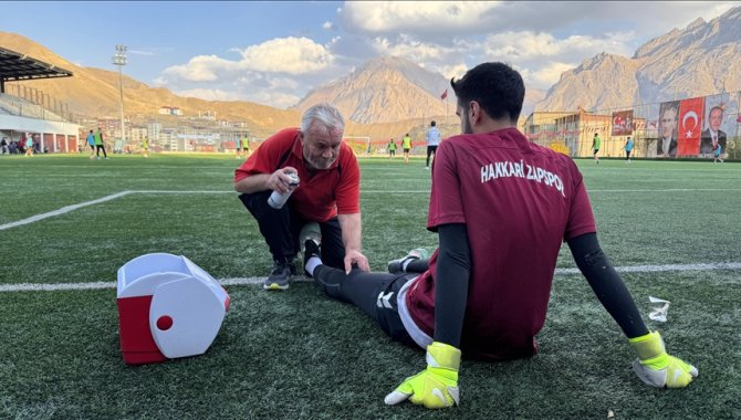 Futbolcuların "Mehmet dayı"sı 55 yıldır maçlarda sporcuların sağlığı için ter döküyor