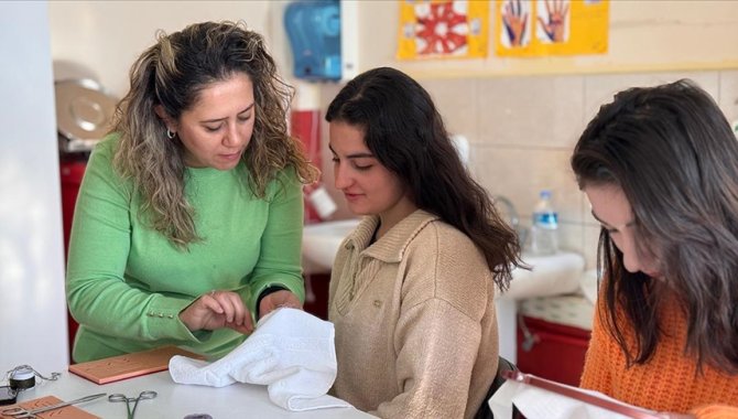 Ebelik öğrencileri el becerilerini dikiş nakışla geliştiriyor