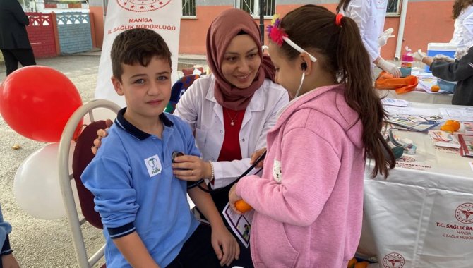 Alaşehir'de öğrenciler sağlık çalışanlarıyla bir araya geldi