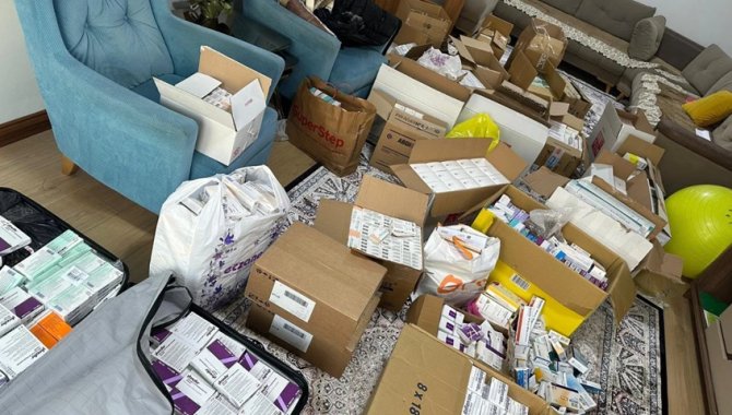 Başakşehir'de muvazaalı işletilen eczaneye yönelik operasyonda 2 bin 500 ilaca el konuldu