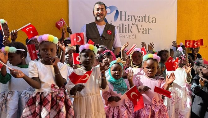 Hayatta İyilik Var Derneğinden Sudan'a 50 ton su yardımı