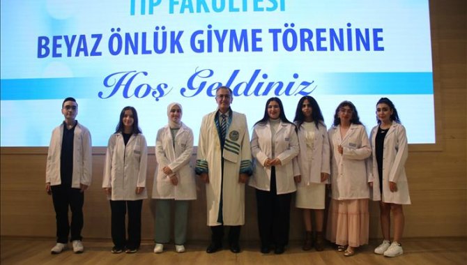 Biruni Üniversitesi Tıp Fakültesi öğrencileri beyaz önlük giydi