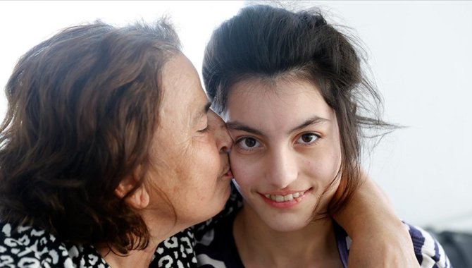 Bodrum'un "süper babaannesi" bel ağrılarına rağmen torununa özveriyle bakıyor