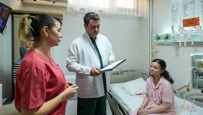 Organ nakli bekleyen genç hastane odasında umudunu koruyor