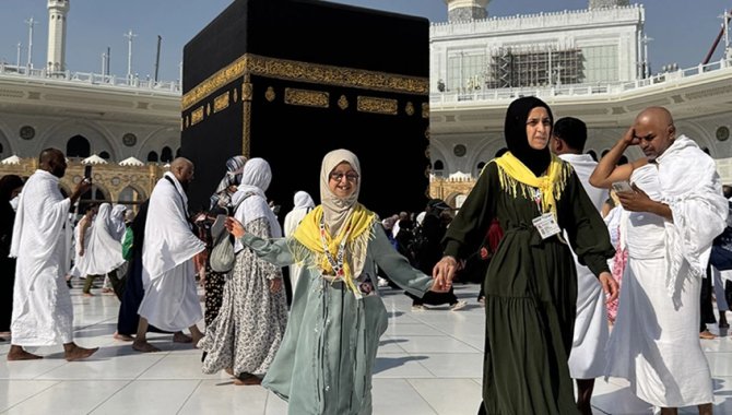 Nadir görülen gen hastası Esma, Kabe hayaline kavuştu