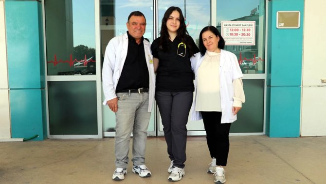 Genç doktorun mesai arkadaşları aynı hastanede görev yapan anne ve babası