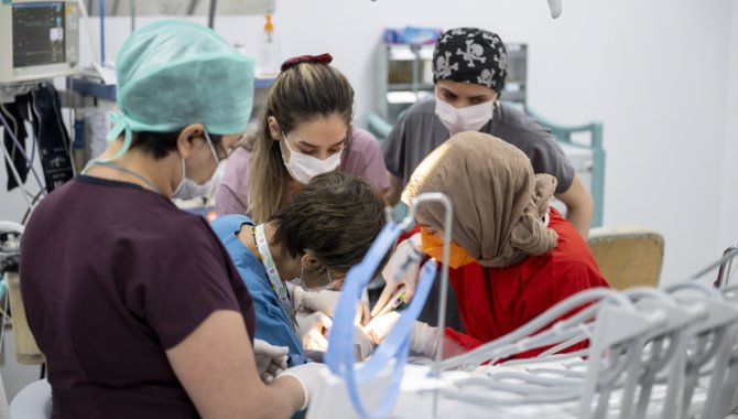 Hasta koltuğunda duramayan özel bireylere genel anesteziyle diş tedavisi kolaylığı