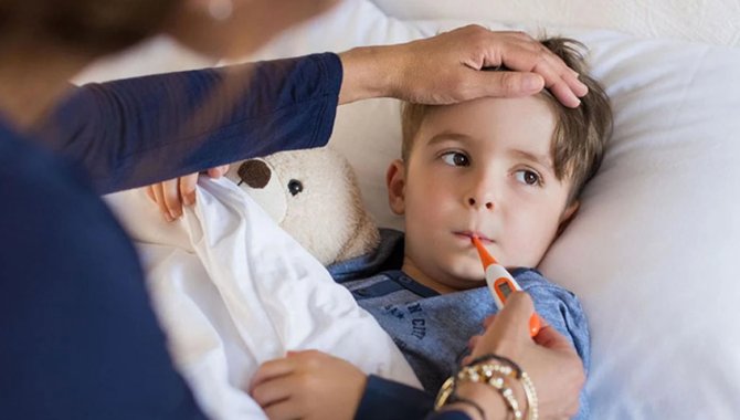Ateşli çocuğa kalın giysiler giydirmek iyileşme sürecini olumsuz etkiliyor