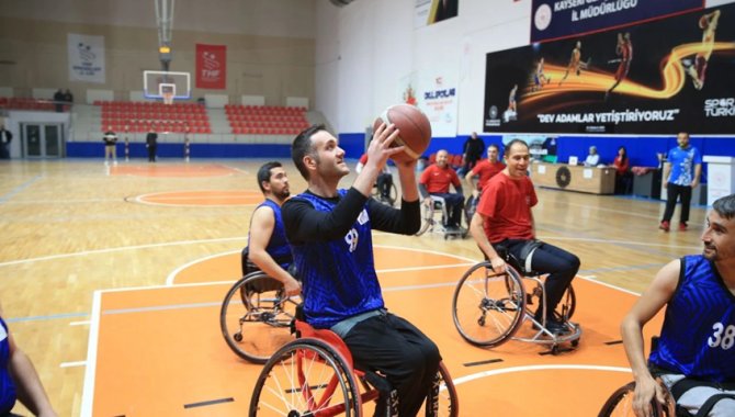 Kayseri'de doktorlar tekerlekli sandalyede engelli sporcularla basketbol maçı yaptı