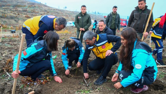 Uşak'ta sağlık çalışanları 500 fidan dikti