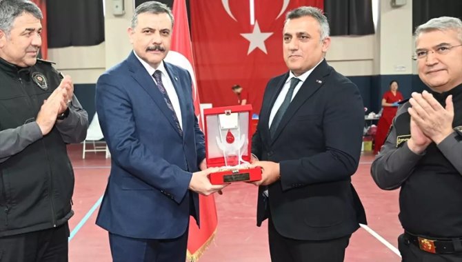Erzurum'da 45'inci kez kan bağışı yapan Vali Çiftçi'ye plaket verildi