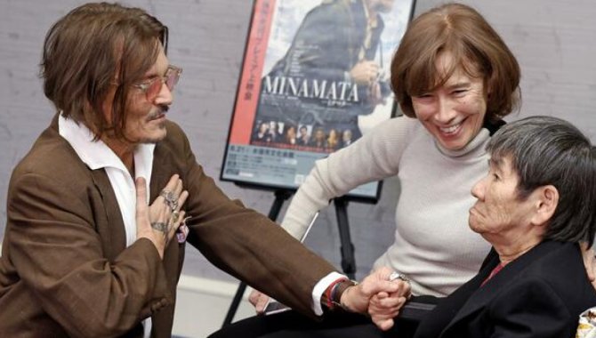 Amerikalı aktör Johnny Depp, "Minamata" hastalığının sembolik kurbanıyla Japonya'da buluştu