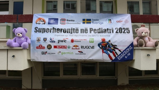 Kosova'da hasta çocukların yüzünü "süper kahramanlar" güldürdü