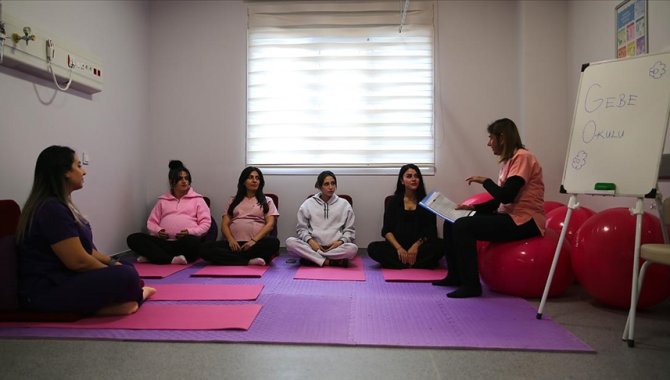 Hatay'da anne adayları doğum korkularını gebe okulundaki eğitimlerle aşıyor