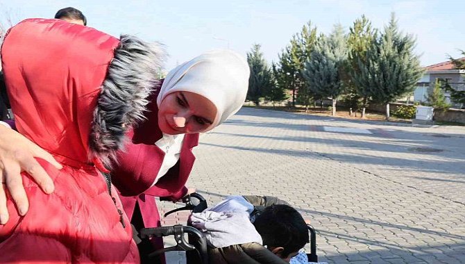 Bakan Göktaş, kardeşleriyle devlet korumasına alınan Adnan'ı ziyaret etti: