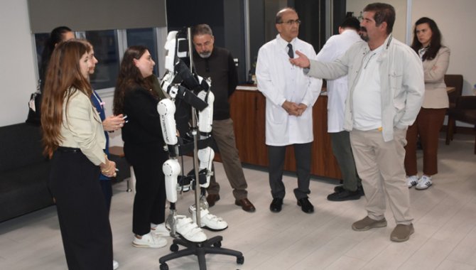 Bursa'da düşünce sistemiyle çalışan robot, yürüme zorluğu çekenlerin tedavisinde kullanılacak