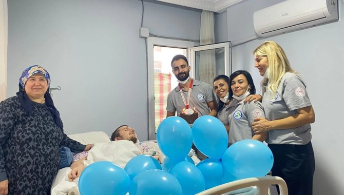 Adana'da yatağa bağımlı gencin film izleme hayali sağlık ekiplerince gerçekleştirildi