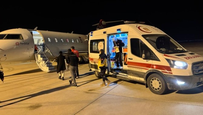Ağrı'da rahatsızlanan bebek ambulans uçakla İstanbul'a nakledildi