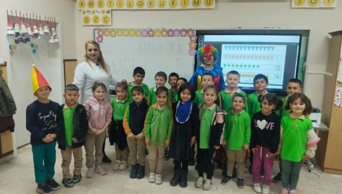 İncesu'da sağlık personeli palyaço kostümüyle çocuklara işitme tarama testi yapıyor