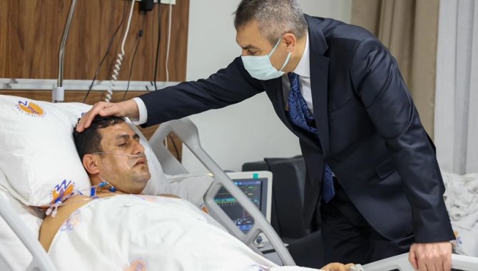 Bakan Tekin'den Mersin'de silahla yaralanan okul müdürüne "geçmiş olsun" telefonu