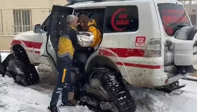 Şanlıurfa'da havale geçiren bebek paletli ambulansla hastaneye ulaştırıldı