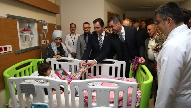 Bitlis Valisi Karakaya, görev başında yeni yılı karşılayan personeli ve hastaları ziyaret etti