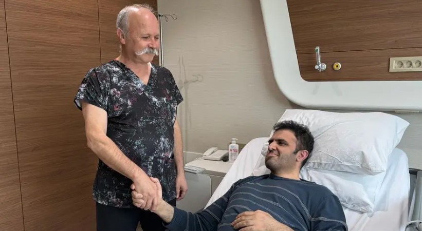 Omurilik tümörü nedeniyle felç olan gazeteci yıllar sonra yeniden yürümeye başladı