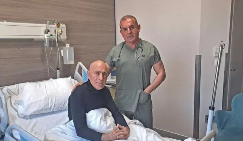 “Sen de Doktor Ol” Sözü Hayatını Değiştirdi: 41 Yıl Sonra Kuzenini Ameliyat Etti