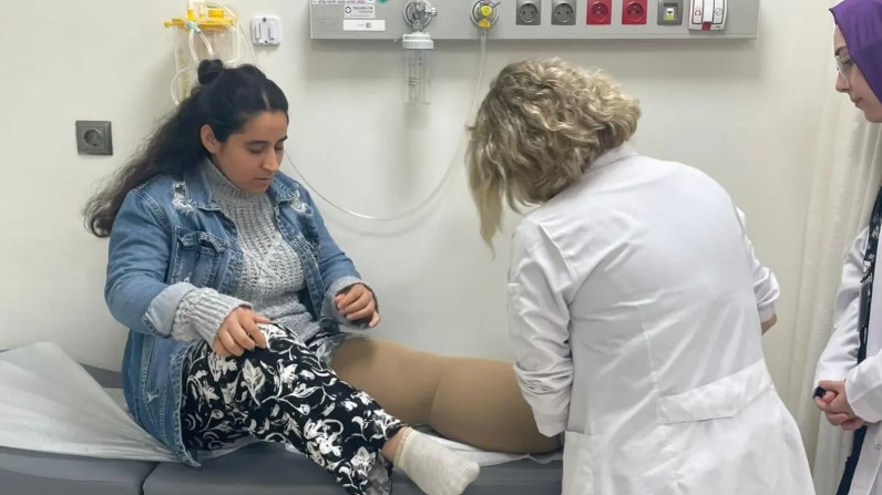 Fil Hastalığı Nedeniyle Sol Bacağı 3 Kat Büyüyen Genç Kadın Tedaviyle Yeniden Yürümeye Başladı