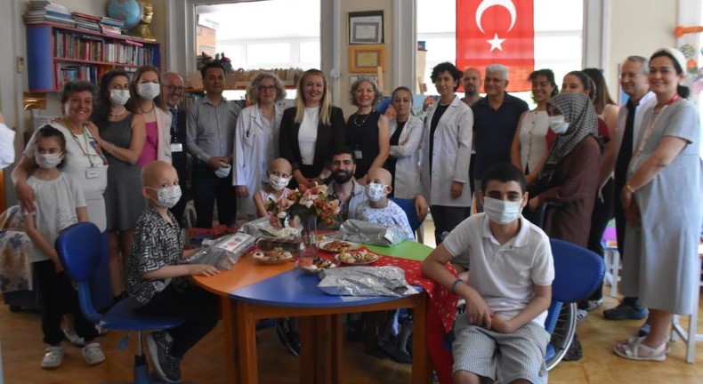 Kanser Tedavisi Gören Çocukların Resimleri Sergiye Dönüştü
