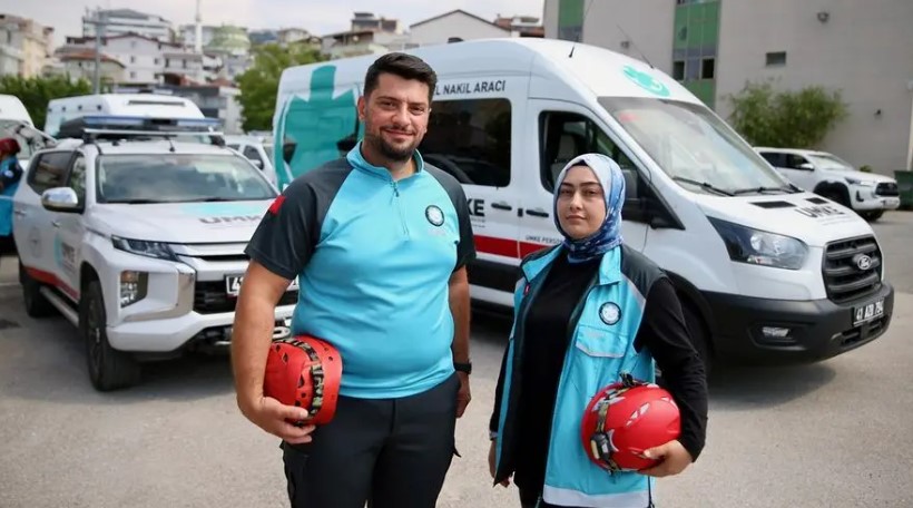 Hayatta, Masa Başında ve Afette Omuz Omuza: Acil Tıp Teknisyeni Çift Hayat Kurtarmak İçin Birlikte Mesai Harcıyor