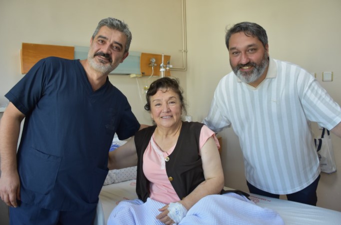 Görme Kaybıyla Hastaneye Başvuran Hastaya Bilekten Şah Damarı Stenti Takıldı