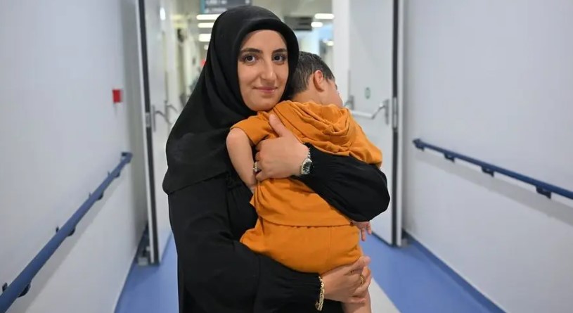 Doğum Sonrası Nadir Görülen "Edinsel Hemofili A" Hastalığını Yenen Anne İkizlerine Kavuştu