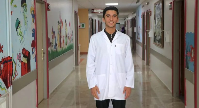 Hemofili Hastası Olarak Başladığı Hastaneye Tıp Öğrencisi Olarak Döndü: Doktorunun İzinde